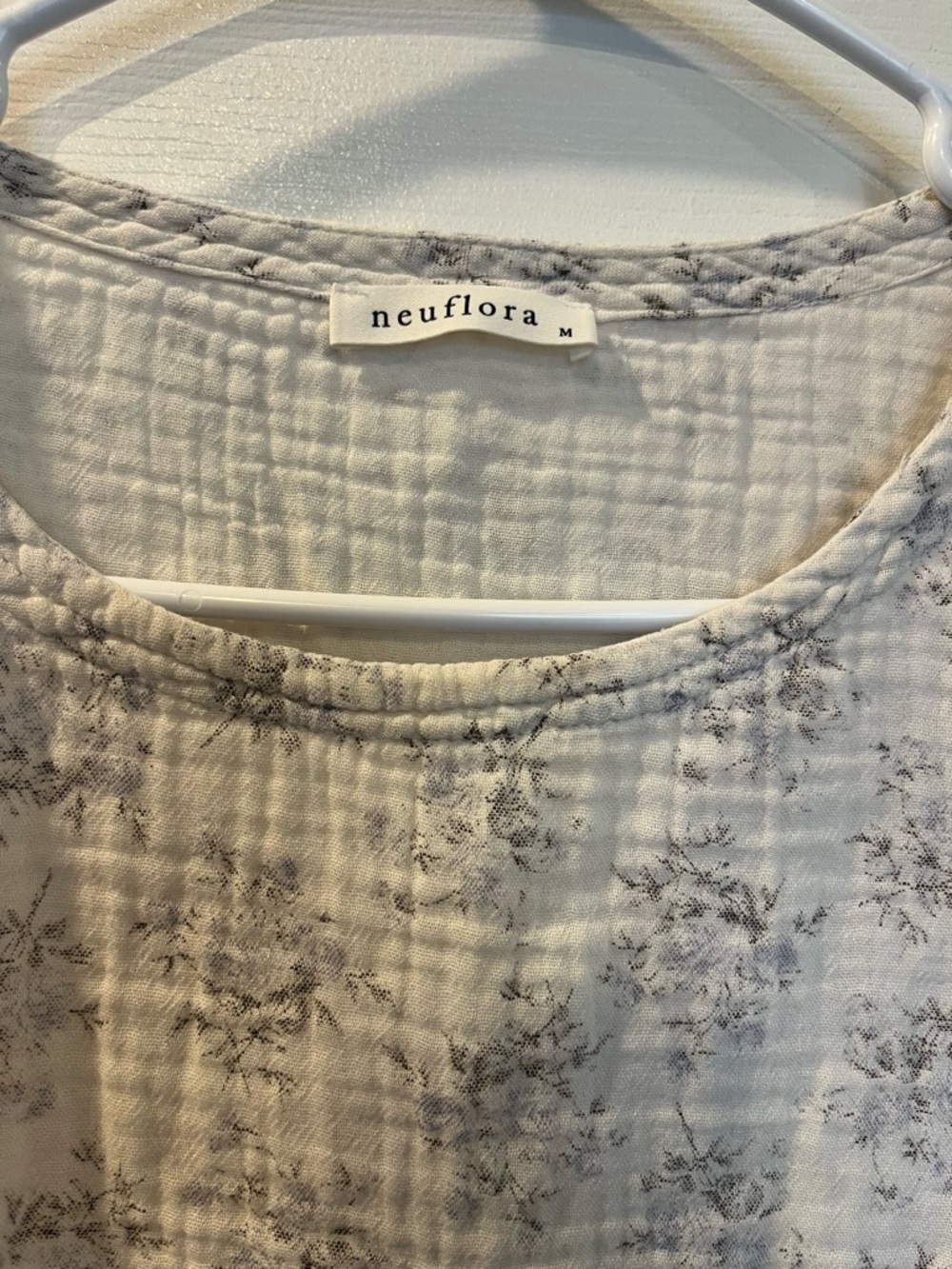 Sea Breeze Relaxed Short-Sleeve Top in Light Gray Floral - - Picture 2 of 5